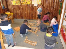 Spielsituation auf dem Bauteppich